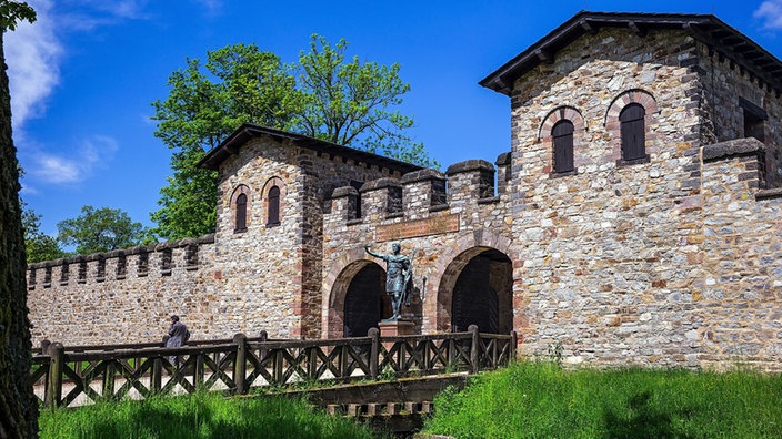 Tor mit Wehrtürmen des restaurierten Limes-Kastells Saalburg im Taunus