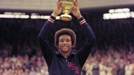 Arthur Ashe gewinnt als erster Schwarzer das Einzel in Wimbledon