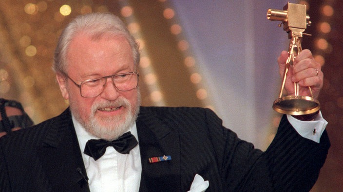 Günter Strack im Smoking mit Goldener Kamera, 1997