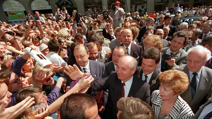 Michail Gorbatschow und seine Frau Raissa inmitten einer begeisterten Menschenmenge auf dem Bonner Marktplatz am 13.06.1989