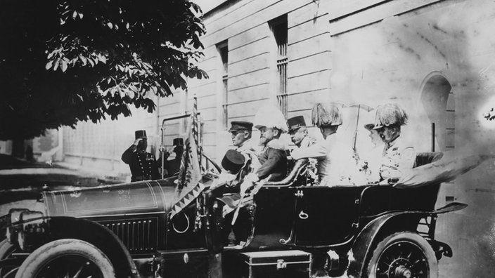 Erzherzog Franz Ferdinand (h.r.) mit seiner Gemahlin Sophie in einem offenen Wagen am 28.06.1914 in Sarajewo