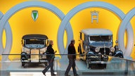 Zwei Oldtimer von Horch und DKW im Horch Museum Zwickau, umrahmt von Audi-Logo