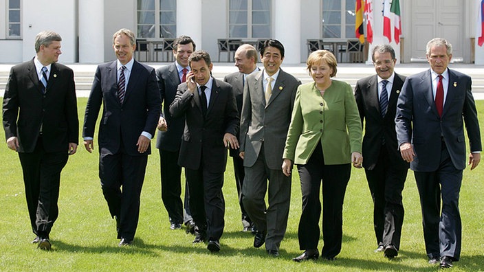 V.l.n.r.: Premierminister Stephen Harper (CAN), Premierminister Tony Blair (GBR), Jose Manuel Barroso (POR/Präsident Europäische Kommission), Präsident Nicolas Sarkozy (FRA), Präsident Wladimir Putin (RUS), Premierminister Shinzo Abe (JPN), Bundeskanzlerin Angela Merkel (GER/CDU), Ministerpräsident Romano Prodi (ITA) und Präsident George W. Bush (USA)