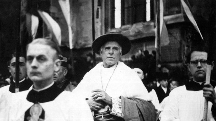 Kardinal Clemens August Graf von Galen spricht auf dem Domplatz in Münster zu Gläugiben (undatierte Aufnahme)