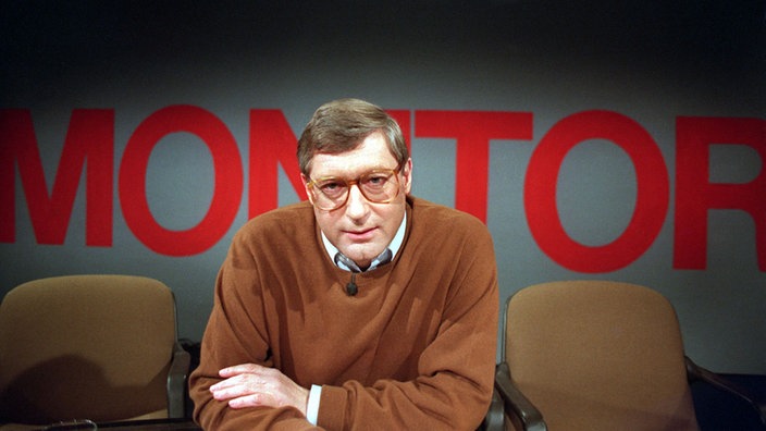 Der Fernsehjournalist und Moderator des ARD-Magazins Monitor, Klaus Bednarz, aufgenommen am 19.02.1991 im Studio vor dem Logo seiner Sendung