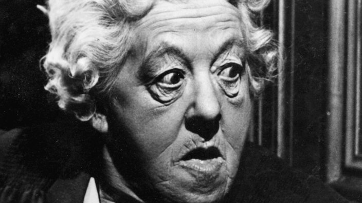 Margaret Rutherford, in der Rolle von Miss Marple