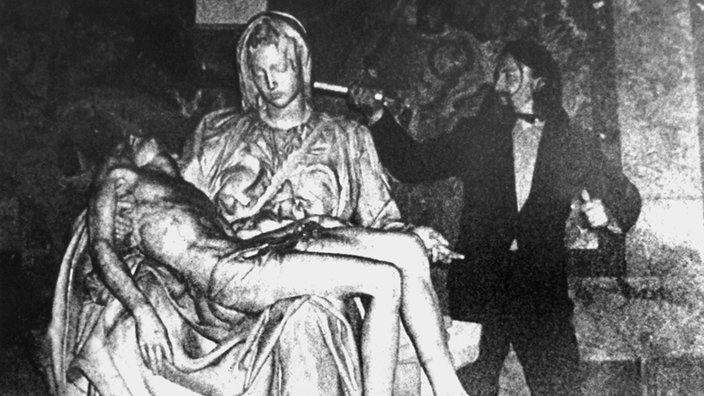 Attentäter Laszlo Toth schlägt auf die Pieta ein (Foto s/w)