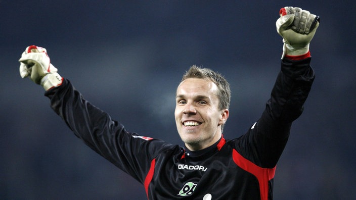 Robert Enke, Torhüter von Hannover 96, jubelt am 31.01.2007 über ein Tor seiner Mannschaft