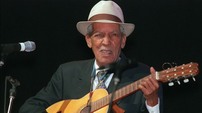 Compay Segundo 1999 wärend eines Konzerts in Mainz