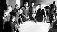 Hitler bei einer Lagebesprechung im Hauptquartier der Heeresgruppe-Süd an der Ostfront: 2.v.l., Wilhelm Keitel,v. Sodenstern (hinter Hitler), Max Freiherr v.Weichs, General Paulus und Fedor v. Bock.- Foto, Juni 1942.