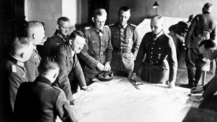 Hitler bei einer Lagebesprechung im Hauptquartier der Heeresgruppe-Süd an der Ostfront: 2.v.l., Wilhelm Keitel, v. Sodenstern (hinter Hitler), Max Freiherr v. Weichs, General Paulus und Fedor v. Bock (Aufnahme von 1942)