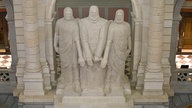 Statue des Rütlischwurs von James Vibert beim Aufgang in der Kuppelhalle im Parlamentsgebäude in Bern