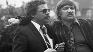 Rainer Werner Fassbinder bei Dreharbeiten zu Acht Stunden sind kein Tag