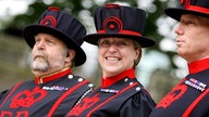 Der erste weibliche Yeomen Warder, Moira Cameron aus Schottland, lächelt bei ihrer Einführung als Beefeater am Tower in London