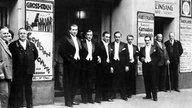 Comedian Harmonists vor Varietétheater "Gross-Köln"