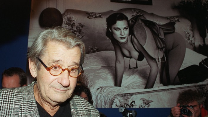 Helmut Newton am 31.10.2000 vor einem seiner Bilder in der Neuen Nationalgalerie in Berlin