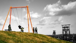 Illustration Region Ruhrgebiet, Kinder auf einer Schaukel, Förderturm