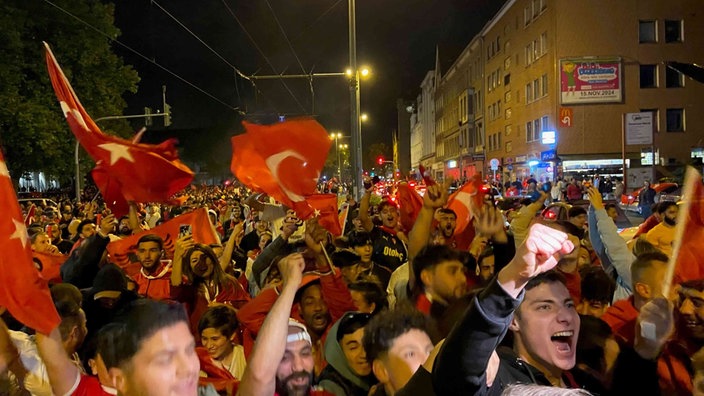 Türkische Fußballfans feiern den Sieg