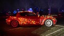 Auto mit Lichterkette bei Tuning-Treffen