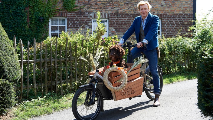 Florist Björn Kroner mit Hund Rummel