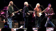 Stephen Stills, Graham Nash, David Crosby und Neil Young treten im Jahr 2000 in Auburn Hills (US-Bundesstaat Michigan) zum ersten Mal seit 1974 wieder gemeinsam auf