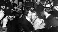 Linda und Paul McCartney umringt von der Presse nach ihrer Trauung