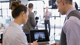 Mann und Frau arbeiten am Notebook