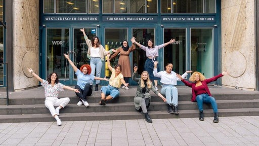 Neun Teilnehmerinnen der Talentwerkstatt vor dem Funkhaus