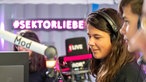 Junge Menschen im Radiostudio