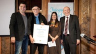 v.l. Erkan Gündüz (Schauspieler "Lindenstraße"), Produzent Hans W. Geißendörfer, Laudatorin Fatima Mian und Martin Neumeyer, Integrationsbeauftragter der Bayerischen Staatsregierung.