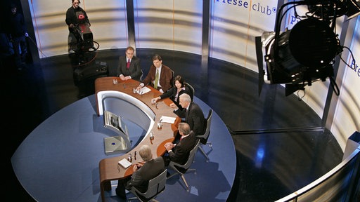 v.l.: Lorenz Wolf-Doettinchem (Stern), Wolfram Weimer (Cicero), Elisabeth Niejahr (Die Zeit), WDR-Intendant Fritz Pleitgen, Ulrich Reitz (WAZ) und Werner Balsen (Frankfurter Rundschau)