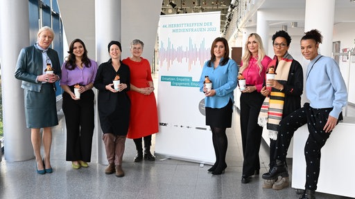 von links nach rechts: Georgine Kellermann, Marianna Deinyan (Moderation), Dr. Susanne Kaiser, Shanli Anwar (Moderation), Sarah Bora, Mo Asumang und Jessica Agoku