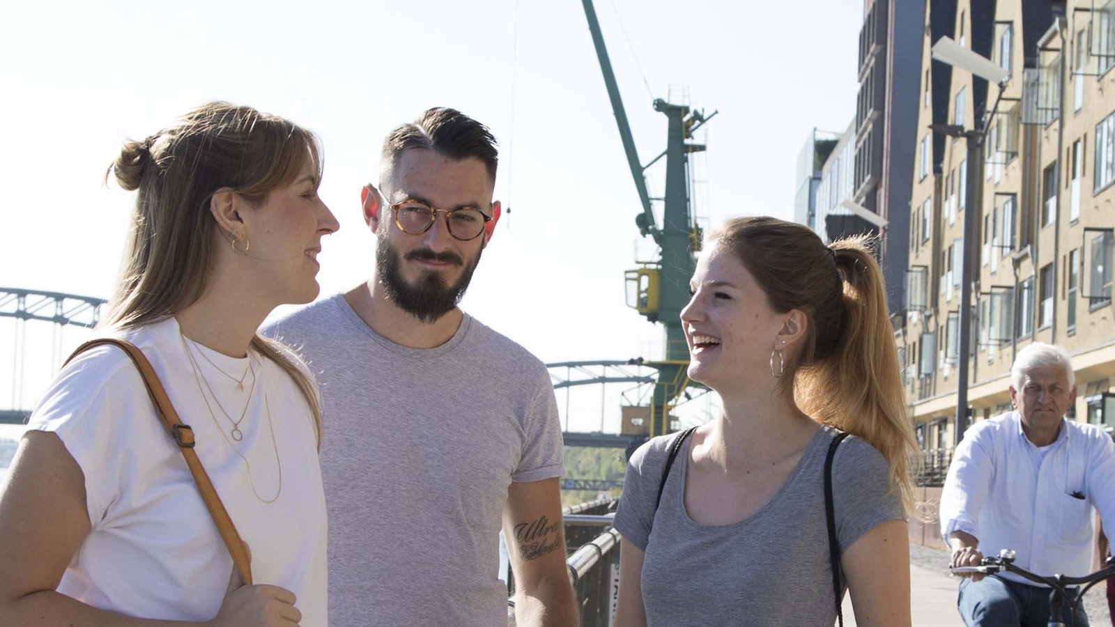 fünf junge Menschen sitzen am Rhein