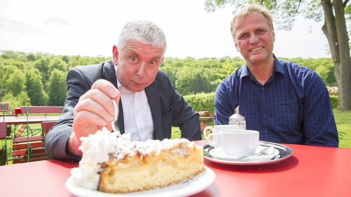 Manfred Schumacher mit Künstler Erwin Grosche im grünen Haxtergrund