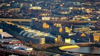 Blick von oben auf Duisburg mit dem Innenhafen
