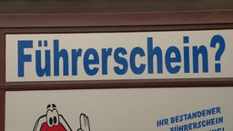 Das Bild zeigt ein Schild mit der Aufschrift "Führerschein?"