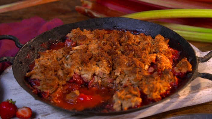 Das Bild zeigt das Gericht Rhabarber-Erdbeer-Crumble mit Haferflocken.