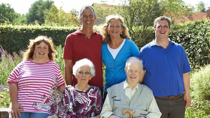 Barbara Büsch mit ihrer Familie im Garten