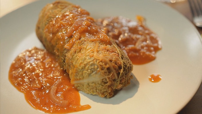 Kohlroulade mit Zwiebelsauce