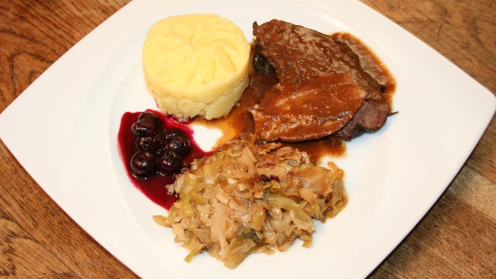 Lammkeule mit Heidelbeer-Sauce, Kartoffelpürree und geschmortem Spitzkohl