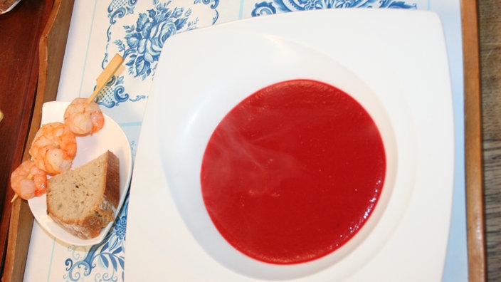 Rote Bete-Suppe mit Scampi-Spieß