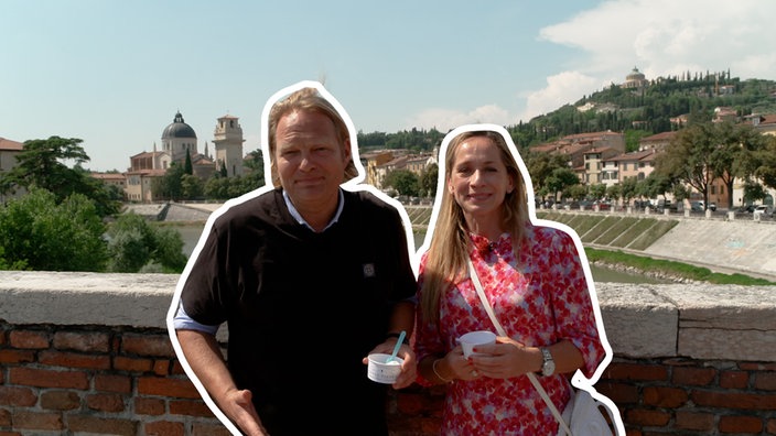 Das Bild zeigt Björn Freitag und Tamina Kallert auf einer Brücke mit Eisbechern in der Hand. 