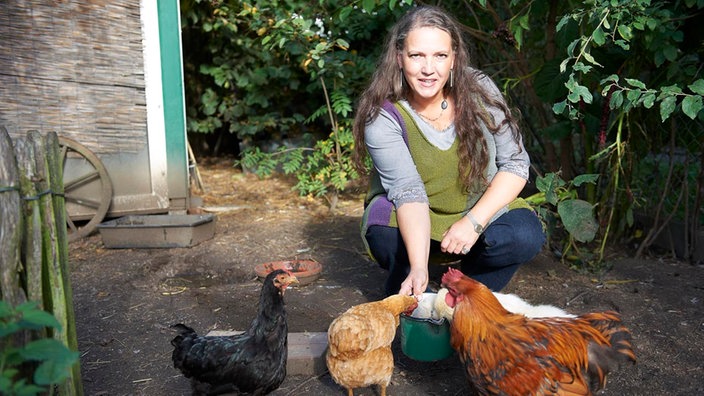 Anke Windmann füttert ihre Hühner