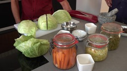 Auf dem Bild sieht man Weißkohl, der zu Sauerkraut verarbeitet wird