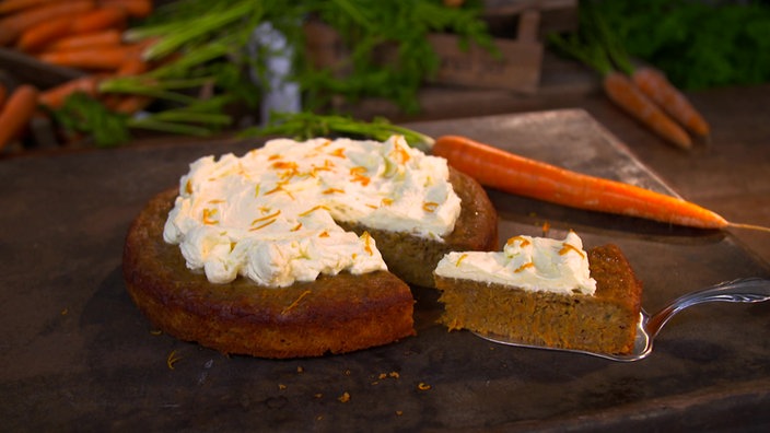 Das Bild zeigt das Gericht Möhrenkuchen ohne Haushaltszucker angerichtet.