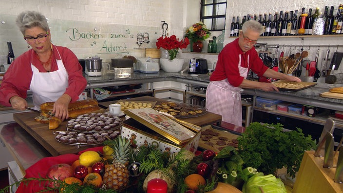 Martina und Moritz backen in ihrer Küche zum Advent