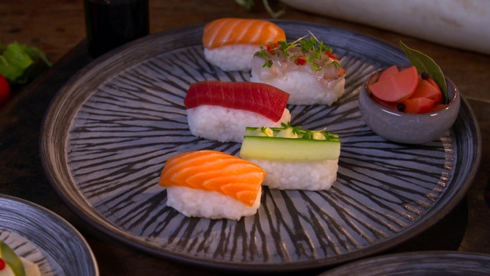 Das Bild zeigt eine Auswahl verschiedener Nigiri, vorn das Lachs-Nigiri.