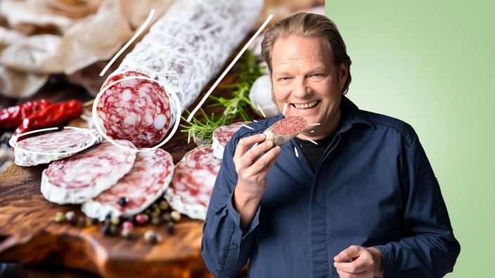 Björn Freitag steht mit den Gästen der Sendung an einem großen Tisch mit verschiedenen Salamis.