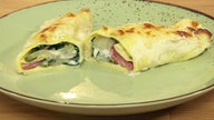 Crespelle (feine italienische Pfannkuchen, die gefüllt und überbacken werden) mit Mangold- Salami-Füllung und Knoblauchsoße