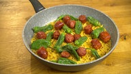 Migas con Chorizo: Für das rustikale Gericht, dass traditionell der Restverwertung diente, wird altes trockenes Brot knusprig angebraten. Auf dem Bild sind diese mit Chorizo und Bratpaprika garniert.